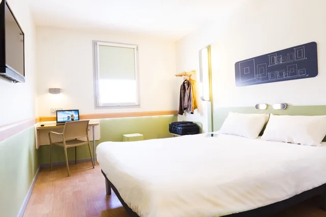 غرفة بسرير مزدوج وسرير فردي، Ibis Budget Valence Sud 1/7
