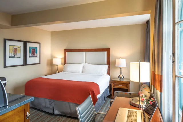 غرفة بسرير كوين، Hotel Virginia Santa Barbara, Tapestry Collection by Hilton 1/2