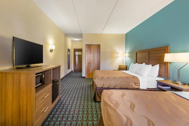 غرفة رباعية بسريرين كوين لذوي الإعاقة، Quality Inn and Suites Sandusky 5/6