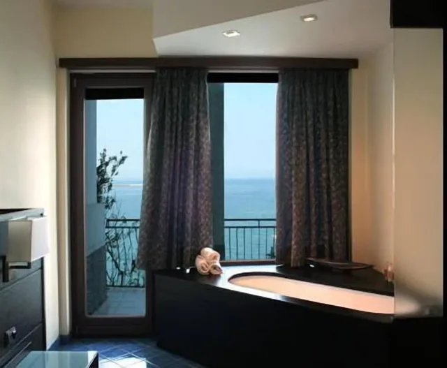 غرفة سوبيريور بسريرين منفصلين بإطلالة على البحر، HOTEL LA LUCERTOLA 3/3