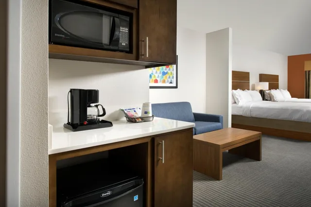 جناح لذوي الإعاقة، Holiday Inn Express & Suites Bay City 2/2