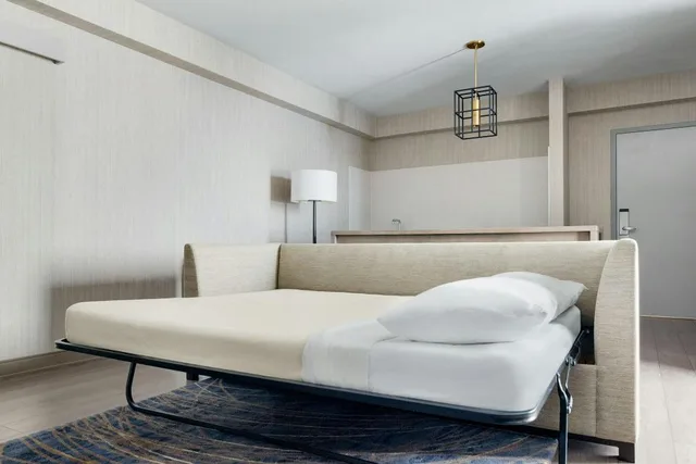 جناح تنفيذي بسرير كينج بغرفة نوم واحدة مع أريكة، Mystic Marriott Hotel Spa 2/4