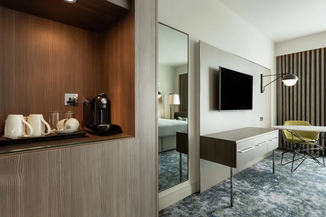 جناح بسرير كينج بشرفة مع دخول الصالة، Hilton Aberdeen TECA 1/3