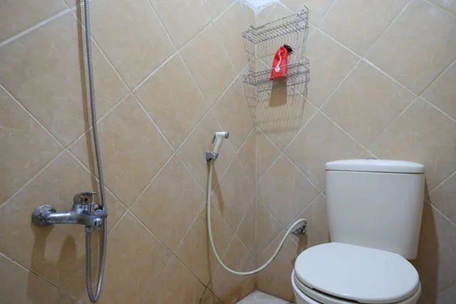 غرفة بسريرين منفصلين، RedDoorz Plus @ Hotel Srikandi Kendari 3/3