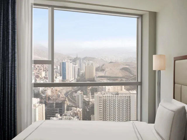 غرفة كلاسيكية ثلاثية بثلاثة أسرّة بإطلالة على المدينة، فندق مكة سويس أوتيل(Swissotel Makkah) 7/9