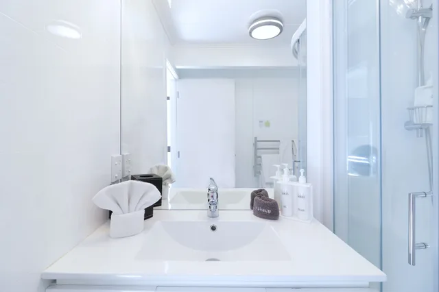جناح سوبيريور بسرير كينج بغرفة نوم واحدة مع أريكة بجاكوزي، Gables Lakefront Motel 6/7