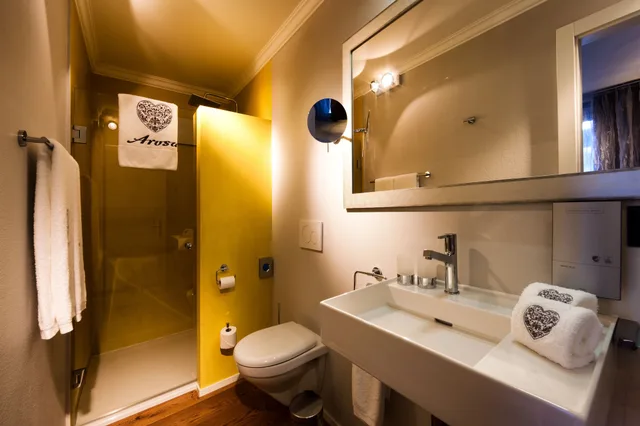 جناح جونيور بسرير كوين بشرفة، Home Hotel Arosa 3/3