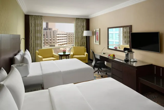غرفة قياسية بسريرين منفصلين مع دخول صالة النادي، فندق كراون بلازا جدة(Crowne Plaza Jeddah) 1/4