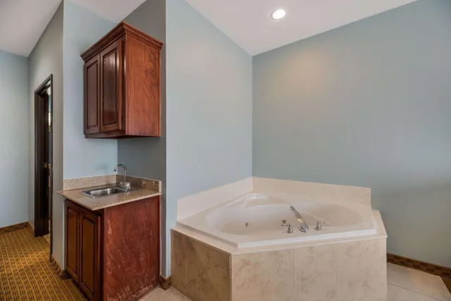 غرفة بسرير كينج بجاكوزي، Best Western South Plains Inn & Suites 9/9