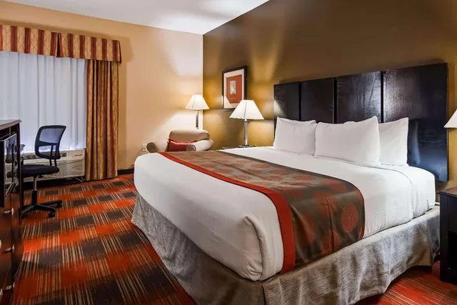 غرفة بسرير كينج، Baymont by Wyndham La Vergne 2/5
