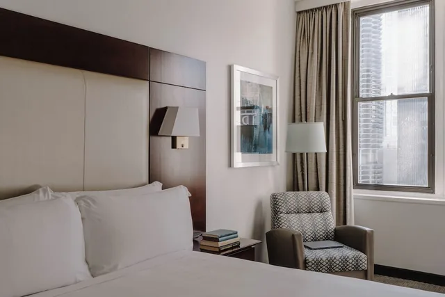 غرفة قياسية بسرير كوين لذوي الإعاقة، Club Quarters, Wacker at Michigan 3/6