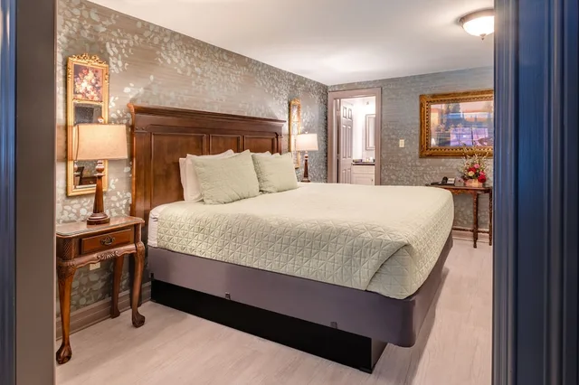 Saxon, Suite, King Bed, The Red Coach Inn 2/3