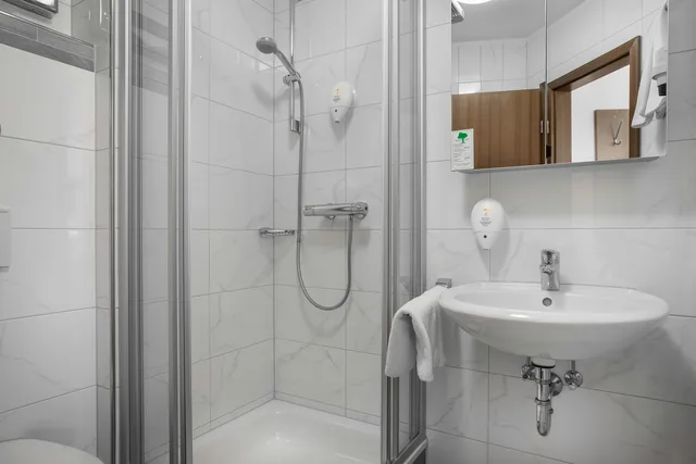 غرفة مفردة بحمام خاص بمطبخ صغير، acora Karlsruhe Zentrum Living the City 6/10