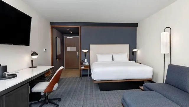 غرفة بسرير كينج بشرفة مع أريكة، Courtyard by Marriott Richmond Scott's Addition 2/3