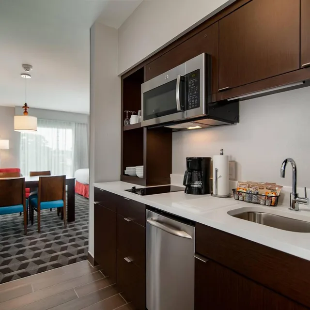 جناح بسرير كوين بغرفة نوم واحدة مع أريكة، TownePlace Suites Fort Worth University Area/Medical Center 3/7