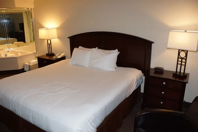 غرفة بسرير كينج بحوض جاكوزي، Altoona Grand Hotel 4/7