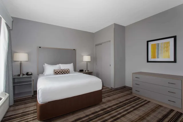 جناح بسرير كوين بغرفة نوم واحدة بمطبخ صغير، Hawthorn Suites by Wyndham Loveland 1/3