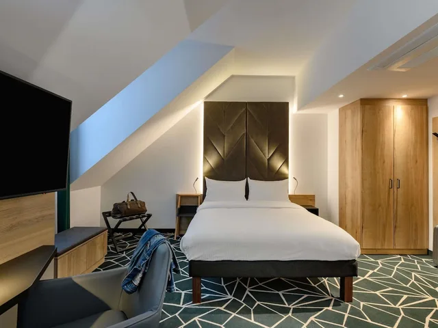 غرفة عصرية عائلية بسرير مزدوج وسريرين منفصلين مع أريكة، Ibis Styles Aschaffenburg 4/9