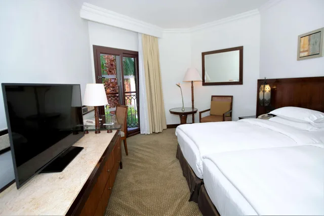 غرفة بسريرين منفصلين بمنطقة جلوس، Hilton Luxor Resort and Spa 2/5