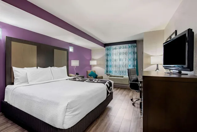 غرفة ديلوكس بسرير كينج، La Quinta Inn by Wyndham West Long Branch 2/8