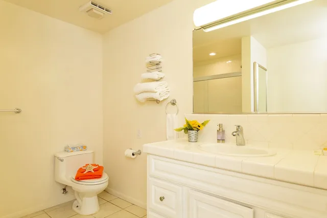 Standard, Queen Bed, The Sea View Inn At The Beach 3/3