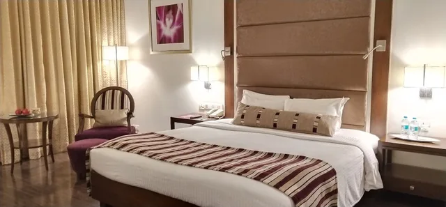 غرفة كلوب بسرير كينج بحوض استحمام، Royal Orchid Central Pune 2/6