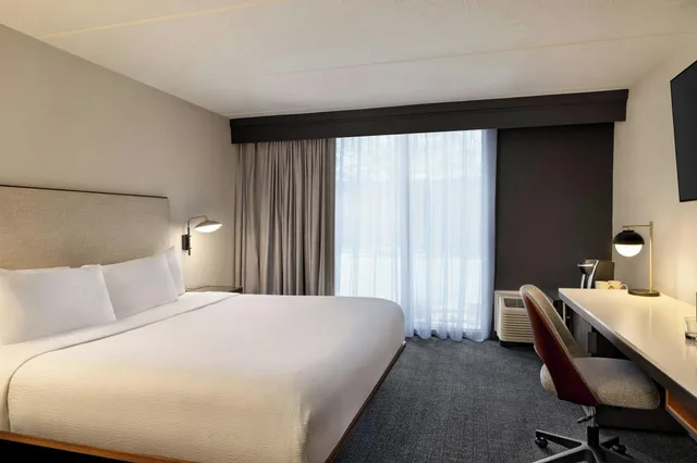 جناح بسرير كينج بغرفة نوم واحدة، Courtyard by Marriott Atlanta Northlake 2/3