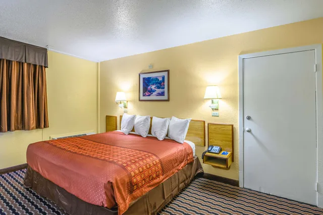 Room, King Bed, Exterior Entrance، Rodeway Inn Metairie - New Orleans West 1/4