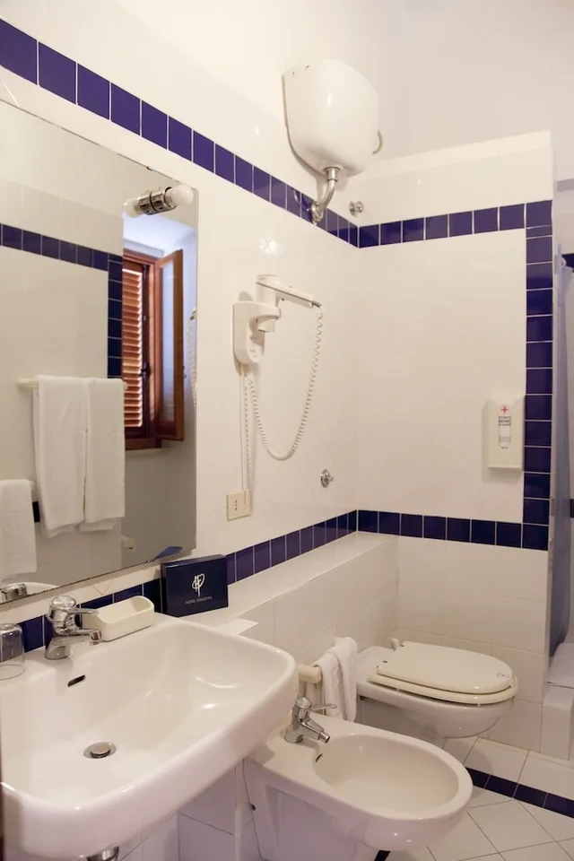 غرفة بسريرين منفصلين بإطلالة على البحر بشرفة، Hotel Cincotta 4/6