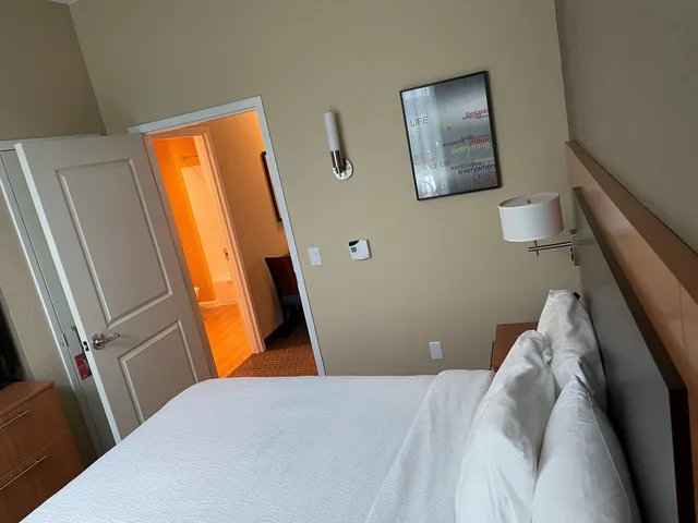 غرفة بسرير كوين بغرفة نوم واحدة مع أريكة، TownePlace Suites Orlando at Flamingo Crossings Town Center/Western Entrance 3/8