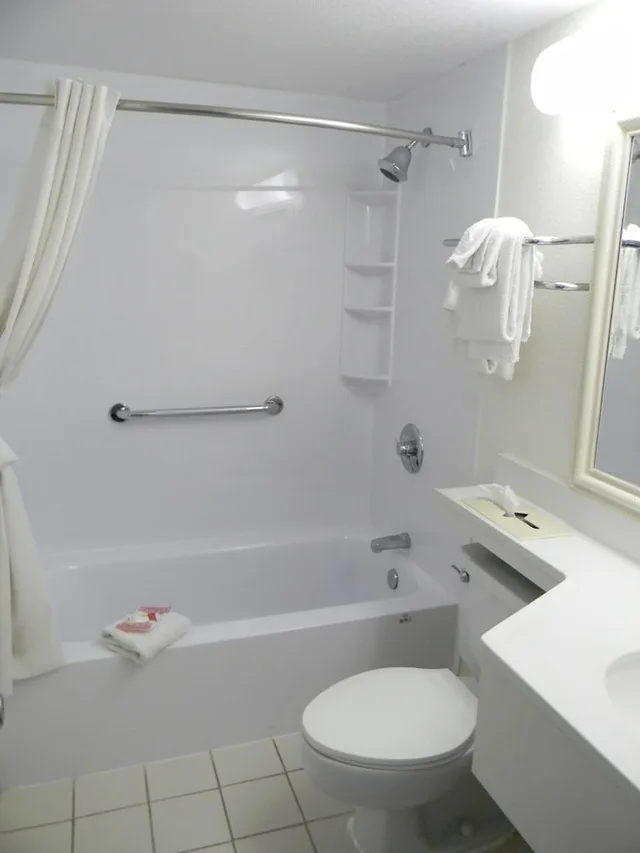 غرفة بسريرين مزدوجين بحوض استحمام لذوي الإعاقة، Travelodge Inn & Suites by Wyndham Albany 2/2