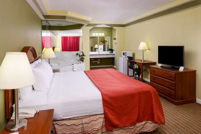 جناح بسرير كينج بحوض جاكوزي للمدخنين، Americas Best Value Inn & Suites Waller Prairie View 1/6