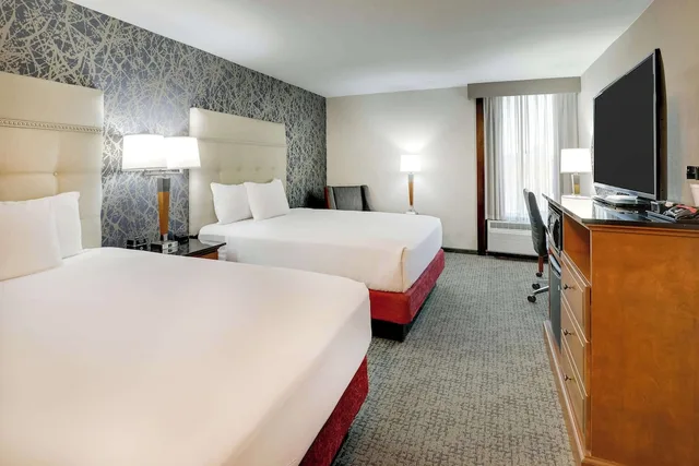 غرفة ديلوكس بسريرين كوين بحوض استحمام لذوي الإعاقة، Drury Inn and Suites Springfield IL 3/4