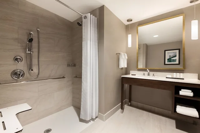 جناح بسريرين كوين مع أريكة لذوي الإعاقة، Embassy Suites by Hilton Wilmington Riverfront 5/9