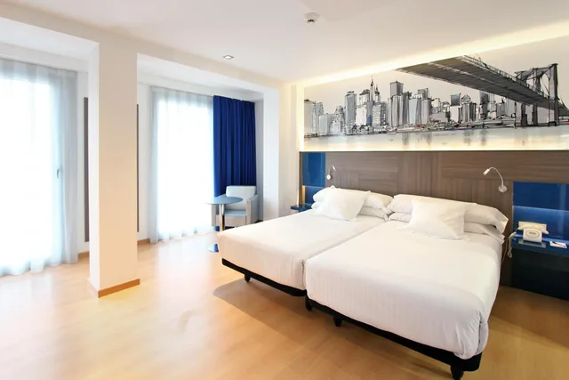 غرفة بسريرين منفصلين مع سرير إضافي، Eurostars Blue Coruna 1/10
