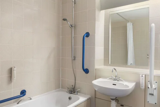 غرفة بسرير مزدوج لذوي الإعاقة، Ramada by Wyndham South Mimms M25 2/3