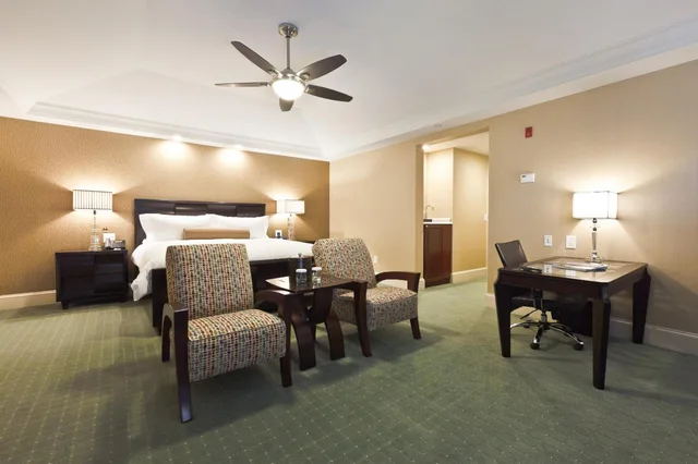 جناح ديلوكس بسرير كينج، Town & Country Inn and Suites 3/5