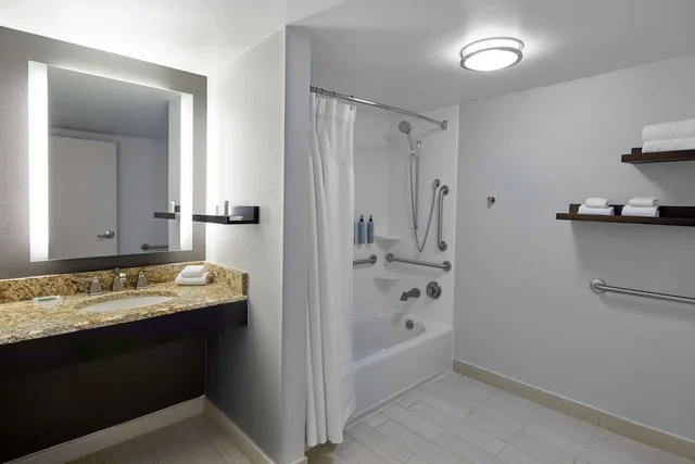 غرفة بسريرين كوين لذوي الإعاقة، Courtyard Nashville Downtown 2/3