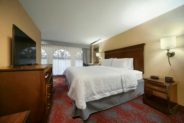 غرفة بسرير كينج، Hampton Inn & Suites Mexico City - Centro Historico 2/3