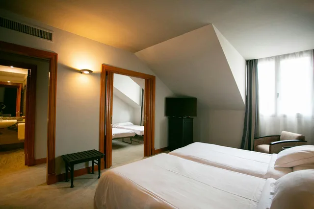 غرفة عائلية، Hotel Sercotel Ciudad de Oviedo 1/4