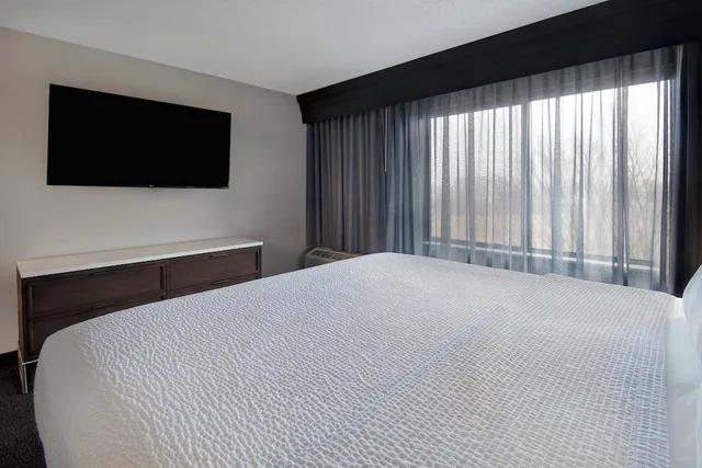 جناح بسرير كينج بشرفة بغرفة نوم واحدة مع أريكة، Courtyard by Marriott Cincinnati Airport 2/4