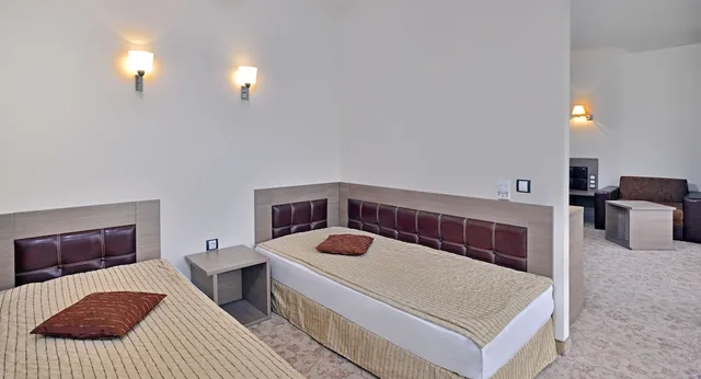 غرفة عائلية بأربعة أسرّة بإطلالة على المتنزه، Sol Nessebar Palace All Inclusive 1/2