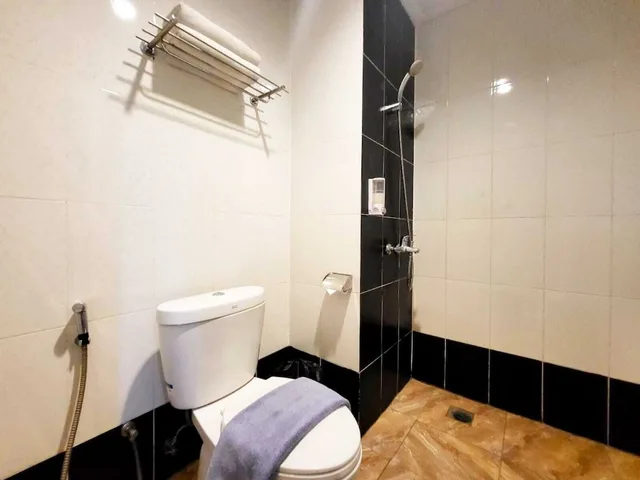 غرفة ديلوكس بسريرين منفصلين، Hotel Marilyn Serpong - Tangerang Selatan 3/3