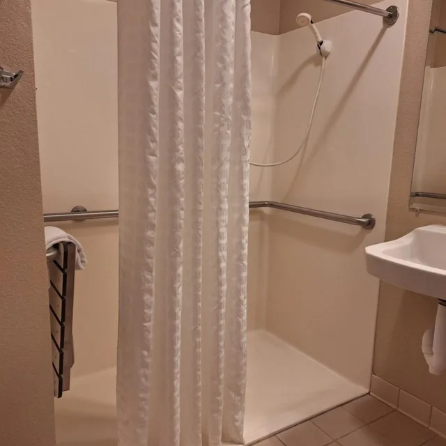 استوديو بسرير كوين لذوي الإعاقة، Candlewood Suites Junction City Fort Riley 1/3
