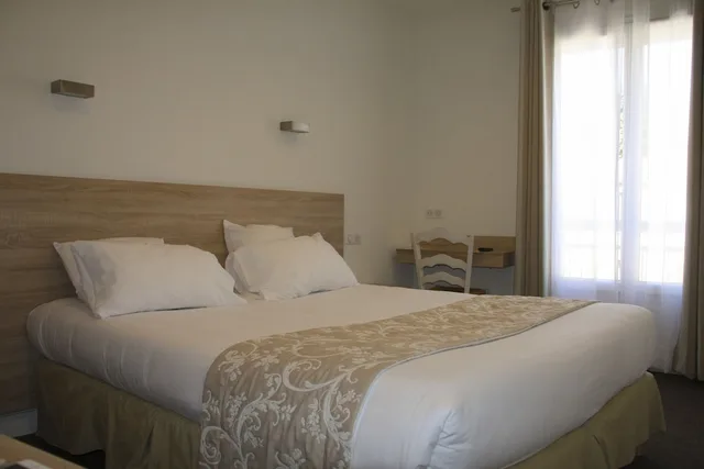 غرفة بسرير مزدوج بإطلالة على المدينة، Hotel Le Concorde 2/4