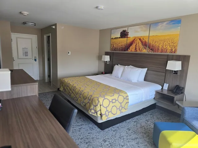 غرفة قياسية بسرير كينج، Clarion Pointe Mattoon Near University 3/4