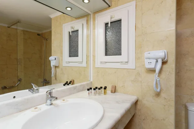 غرفة عائلية بإطلالة على البحيرة بغرفتي نوم، Ariti Grand Hotel Corfu 4/6