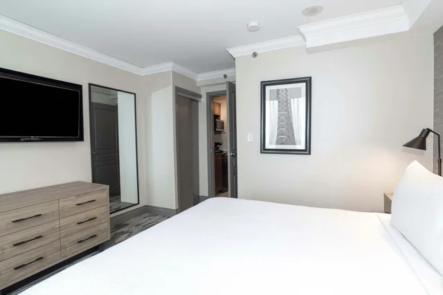جناح قياسي بسرير كينج بمطبخ صغير، Sandman Signature Toronto Airport Hotel 2/5