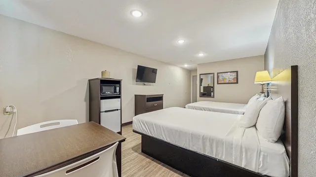 جناح بسريرين كوين مع أريكة للمدخنين، Red Lion Inn & Suites Olathe Kansas City 6/9