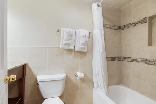 Petite, Queen Bed، Andrew Jackson Hotel 4/5